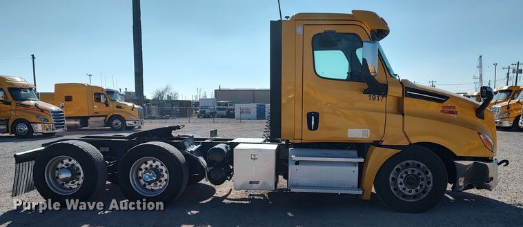 image for item LP9156 2020 Freightliner Cascadia 126  semi truck