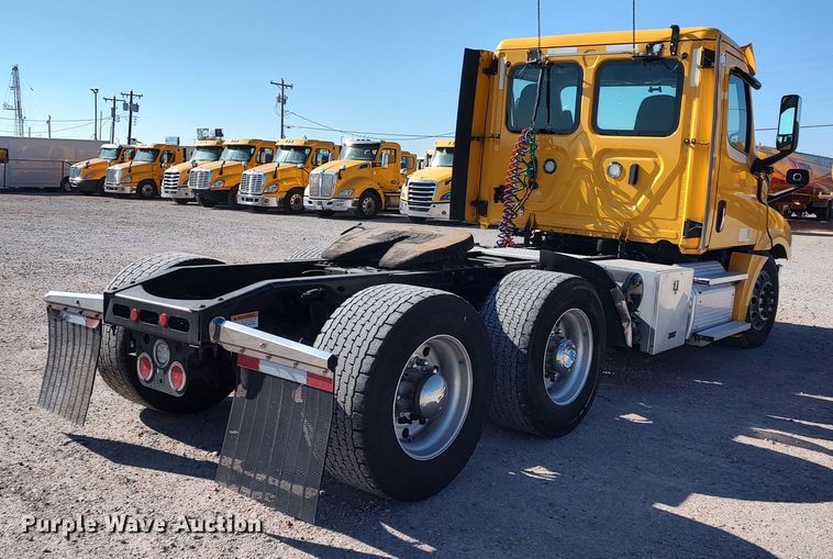 image for item LP9156 2020 Freightliner Cascadia 126  semi truck