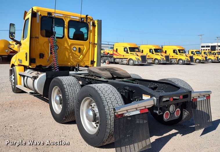 image for item LP9156 2020 Freightliner Cascadia 126  semi truck