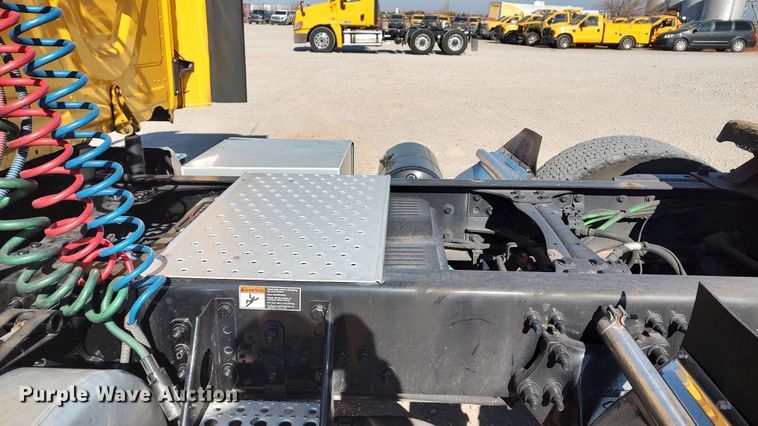 image for item LP9156 2020 Freightliner Cascadia 126  semi truck