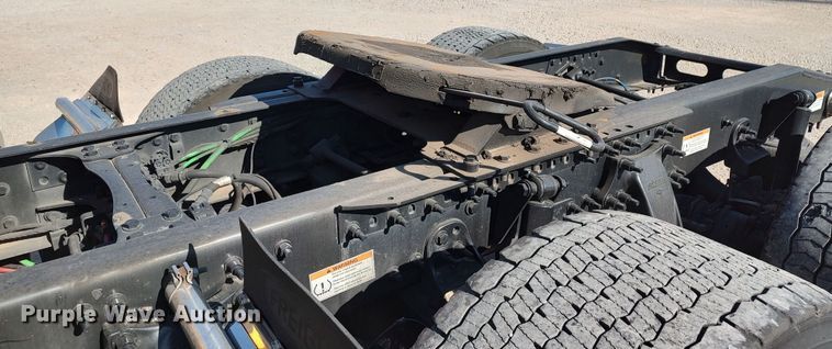 image for item LP9156 2020 Freightliner Cascadia 126  semi truck