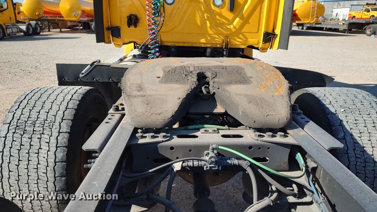 image for item LP9156 2020 Freightliner Cascadia 126  semi truck