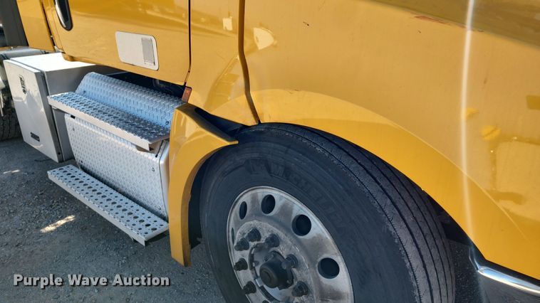 image for item LP9156 2020 Freightliner Cascadia 126  semi truck