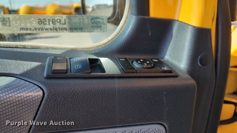 image for item LP9156 2020 Freightliner Cascadia 126  semi truck