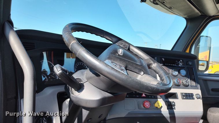 image for item LP9156 2020 Freightliner Cascadia 126  semi truck