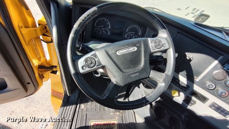 image for item LP9156 2020 Freightliner Cascadia 126  semi truck