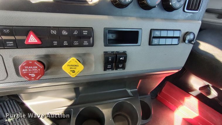 image for item LP9156 2020 Freightliner Cascadia 126  semi truck