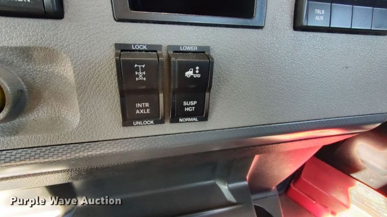 image for item LP9156 2020 Freightliner Cascadia 126  semi truck