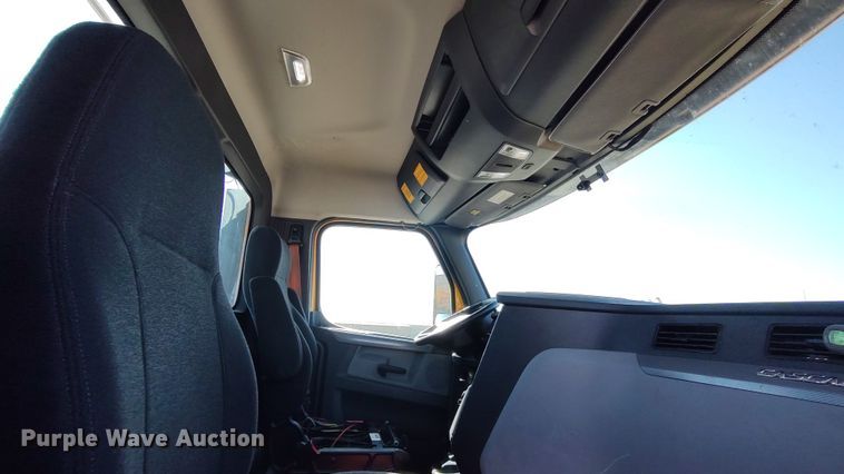 image for item LP9156 2020 Freightliner Cascadia 126  semi truck