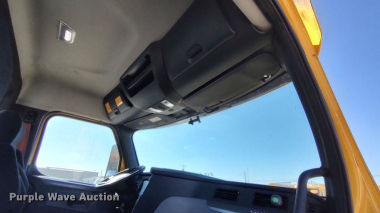 image for item LP9156 2020 Freightliner Cascadia 126  semi truck