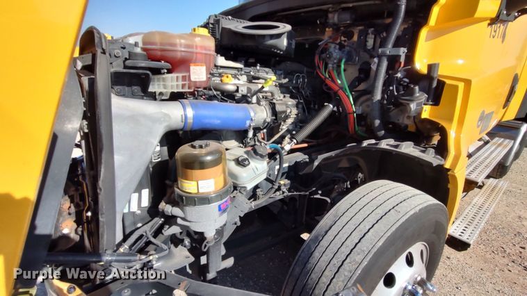 image for item LP9156 2020 Freightliner Cascadia 126  semi truck