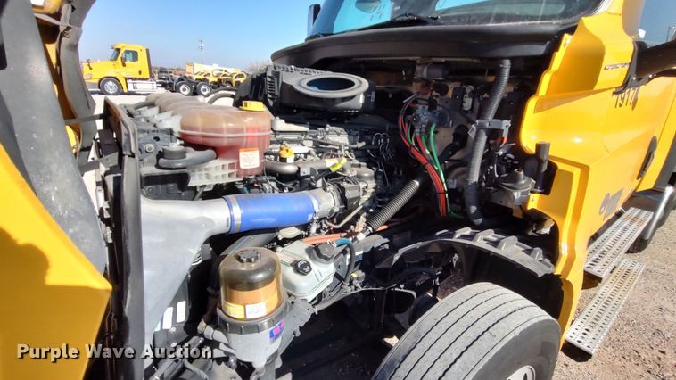 image for item LP9156 2020 Freightliner Cascadia 126  semi truck