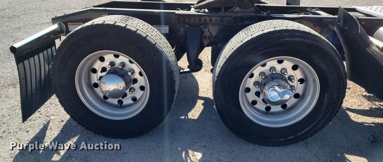 image for item LP9156 2020 Freightliner Cascadia 126  semi truck