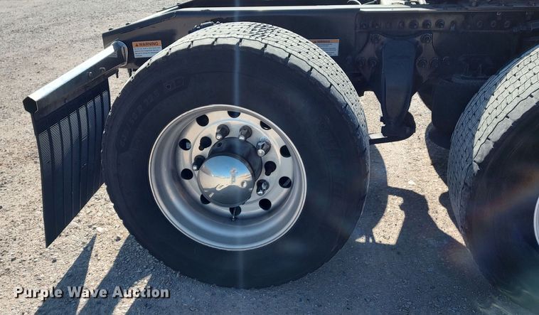 image for item LP9156 2020 Freightliner Cascadia 126  semi truck