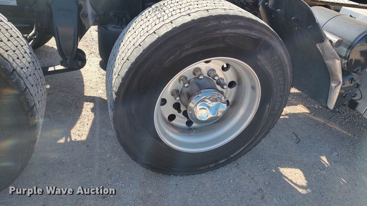 image for item LP9156 2020 Freightliner Cascadia 126  semi truck