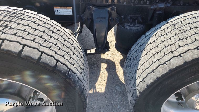 image for item LP9156 2020 Freightliner Cascadia 126  semi truck