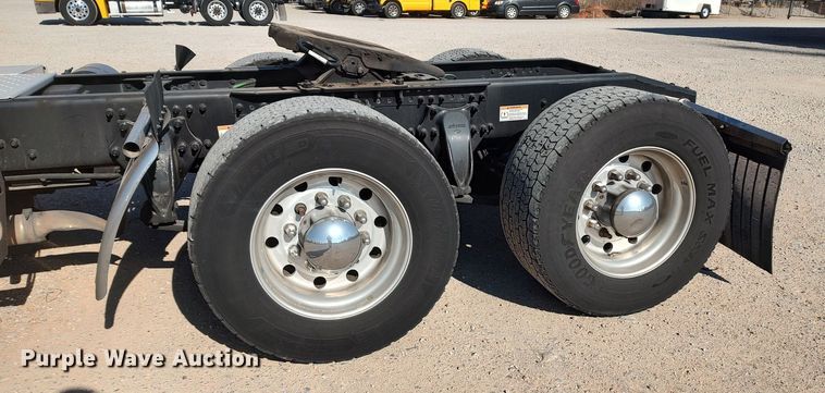 image for item LP9156 2020 Freightliner Cascadia 126  semi truck