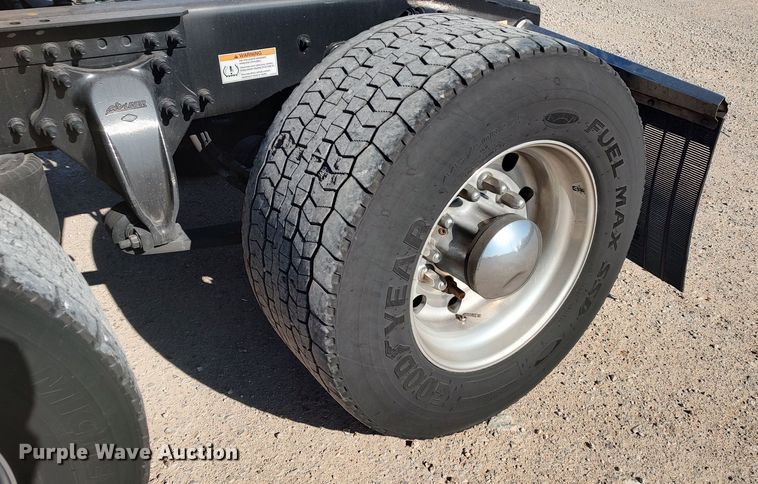 image for item LP9156 2020 Freightliner Cascadia 126  semi truck