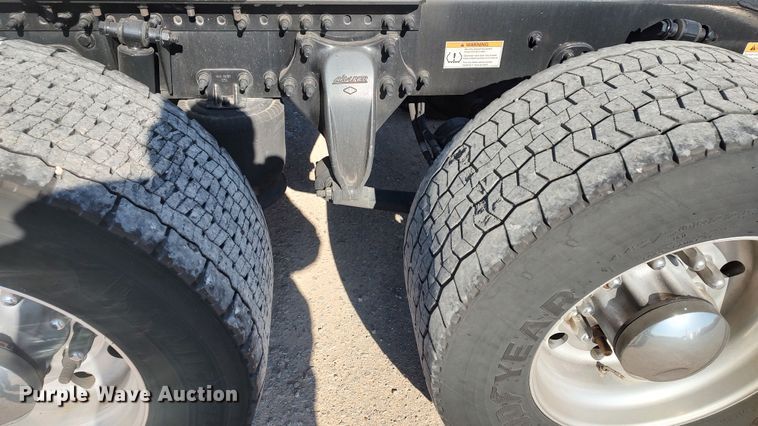 image for item LP9156 2020 Freightliner Cascadia 126  semi truck