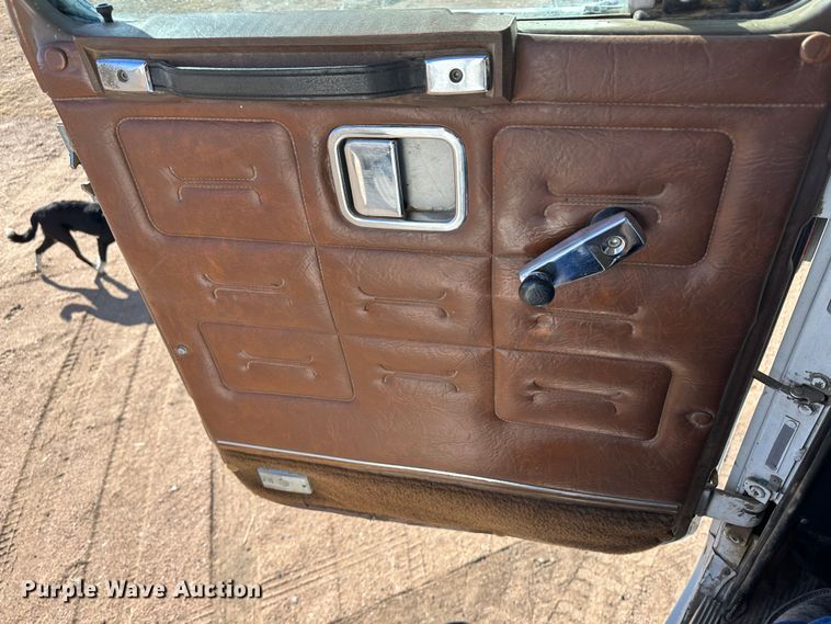 image for item LT9126 1993 White GMC WH  semi truck