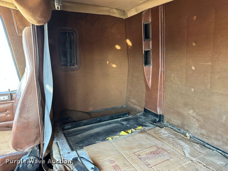 image for item LT9126 1993 White GMC WH  semi truck