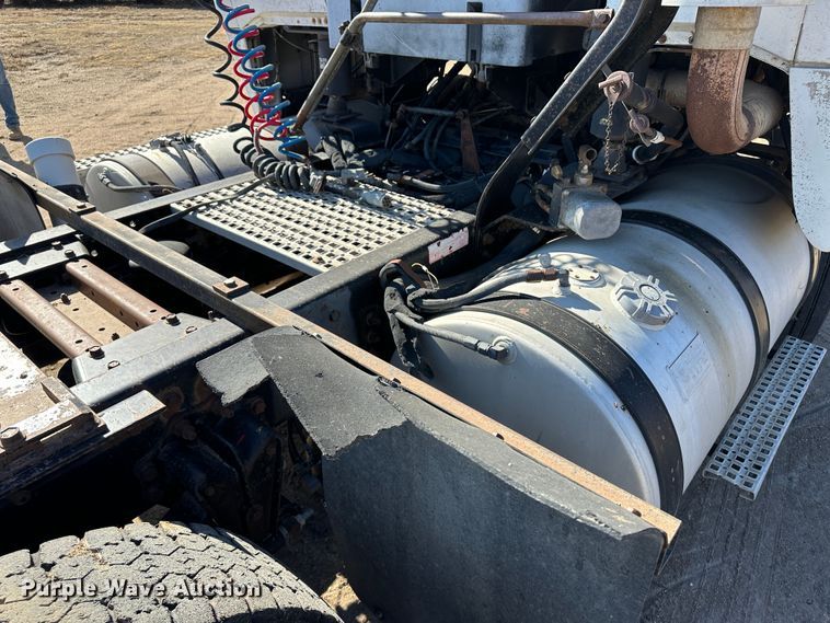 image for item LT9126 1993 White GMC WH  semi truck