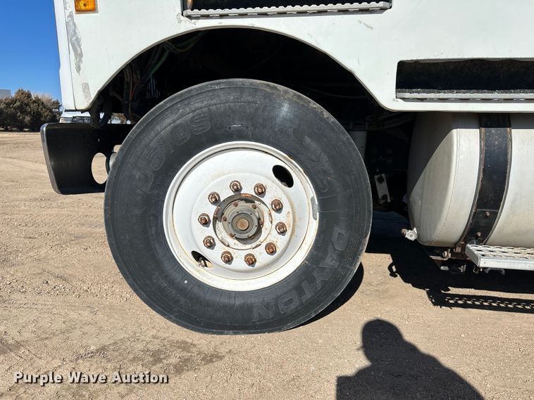 image for item LT9126 1993 White GMC WH  semi truck