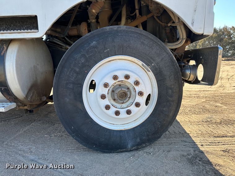 image for item LT9126 1993 White GMC WH  semi truck