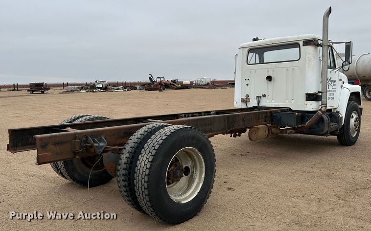 image for item LT9135 1989 International 1955  truck cab and chassis