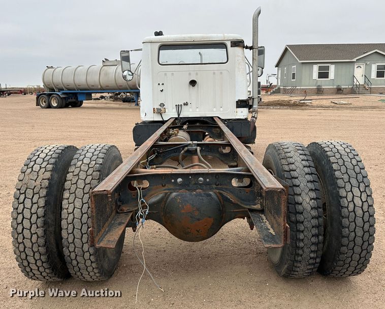 image for item LT9135 1989 International 1955  truck cab and chassis