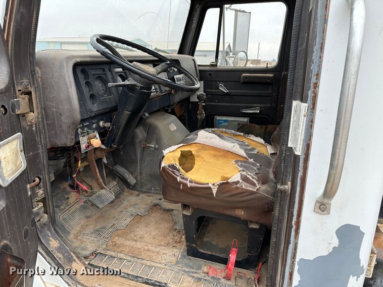 image for item LT9135 1989 International 1955  truck cab and chassis