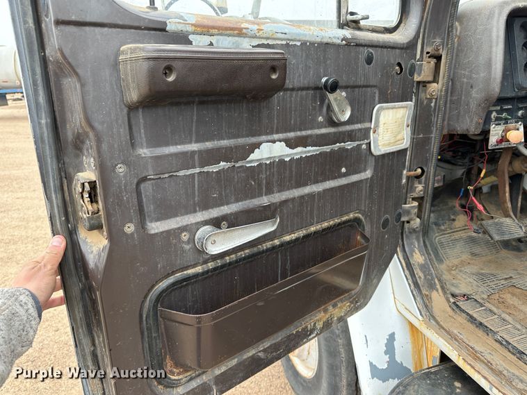 image for item LT9135 1989 International 1955  truck cab and chassis