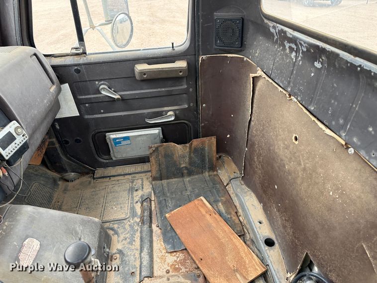 image for item LT9135 1989 International 1955  truck cab and chassis