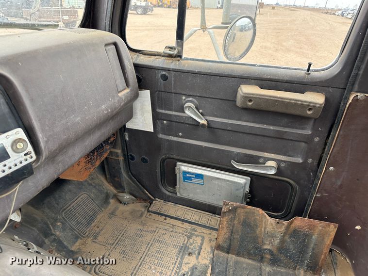 image for item LT9135 1989 International 1955  truck cab and chassis