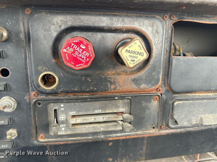 image for item LT9135 1989 International 1955  truck cab and chassis