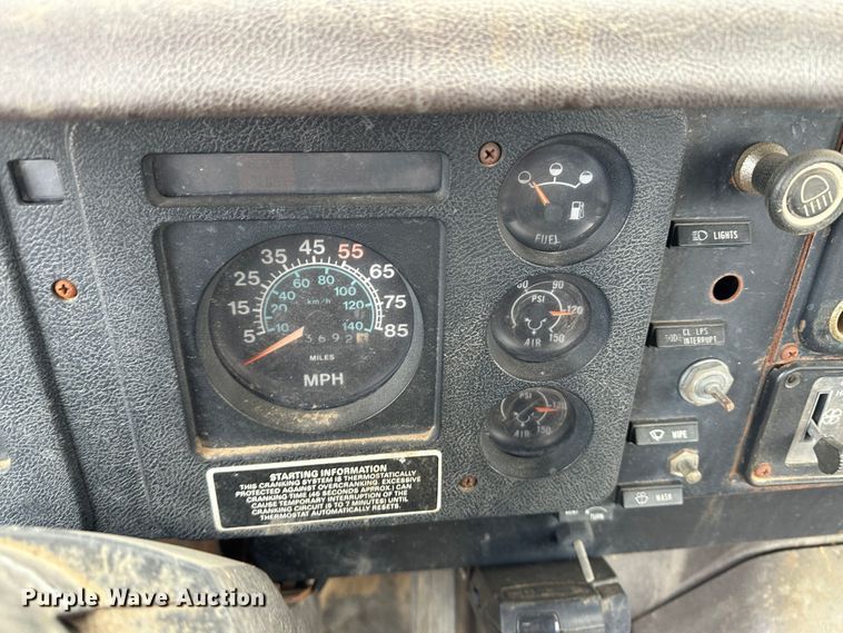 image for item LT9135 1989 International 1955  truck cab and chassis