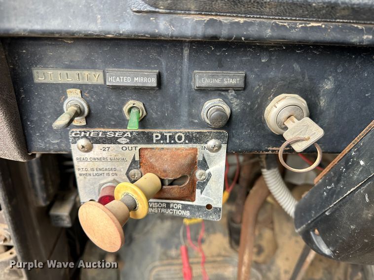 image for item LT9135 1989 International 1955  truck cab and chassis