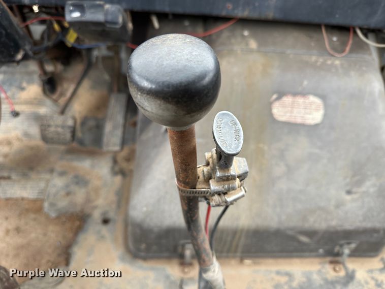 image for item LT9135 1989 International 1955  truck cab and chassis