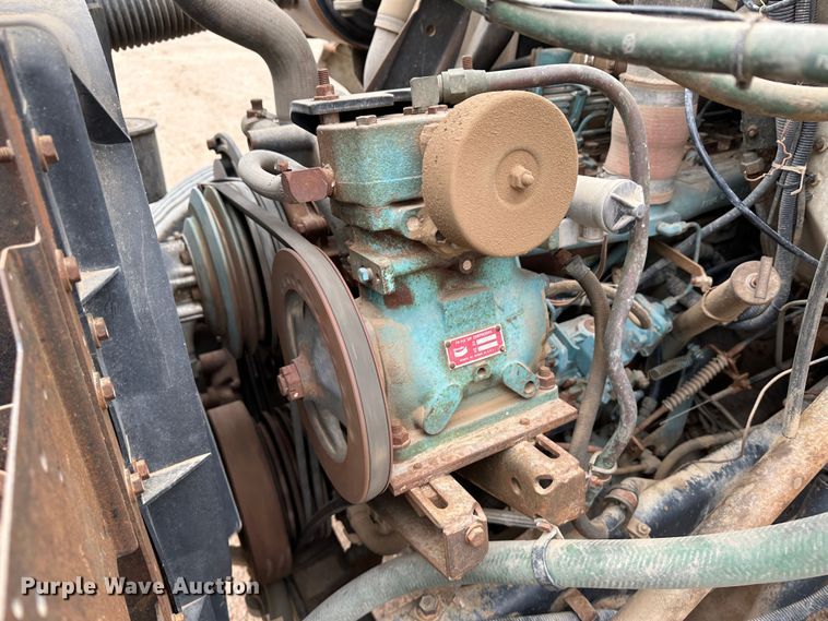 image for item LT9135 1989 International 1955  truck cab and chassis