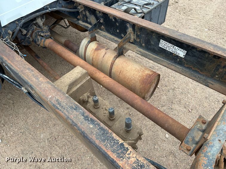 image for item LT9135 1989 International 1955  truck cab and chassis