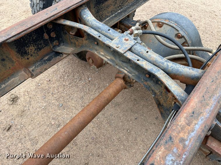 image for item LT9135 1989 International 1955  truck cab and chassis