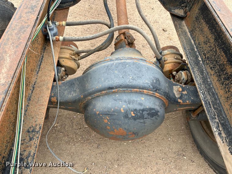 image for item LT9135 1989 International 1955  truck cab and chassis