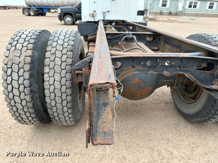 image for item LT9135 1989 International 1955  truck cab and chassis