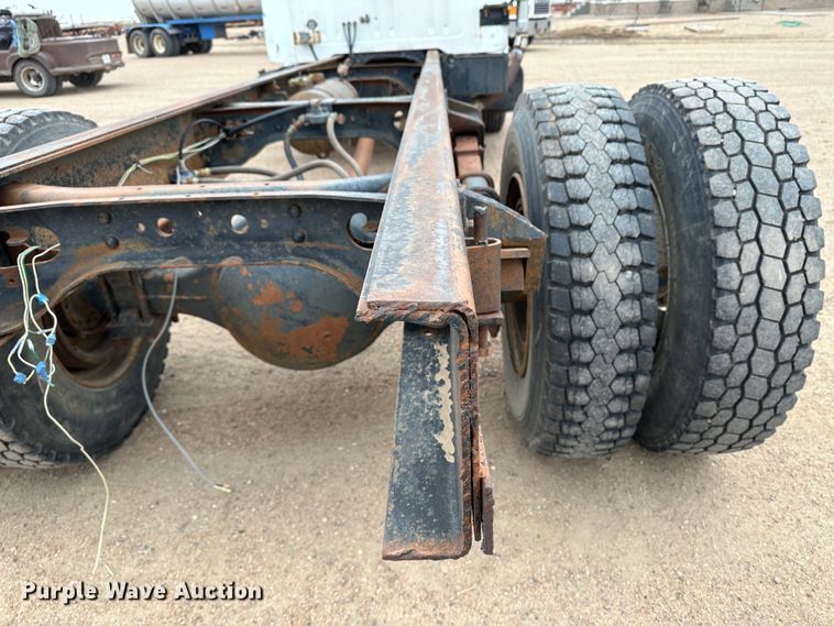 image for item LT9135 1989 International 1955  truck cab and chassis