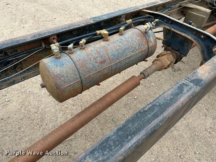 image for item LT9135 1989 International 1955  truck cab and chassis