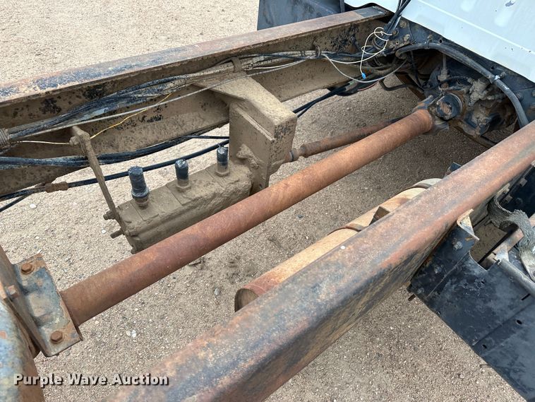 image for item LT9135 1989 International 1955  truck cab and chassis