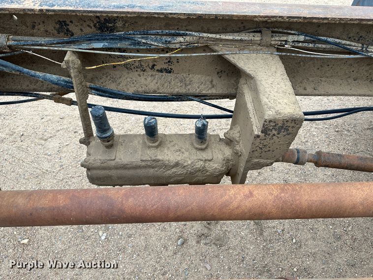 image for item LT9135 1989 International 1955  truck cab and chassis