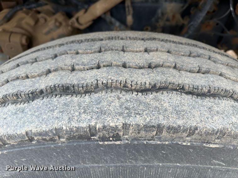 image for item LT9135 1989 International 1955  truck cab and chassis