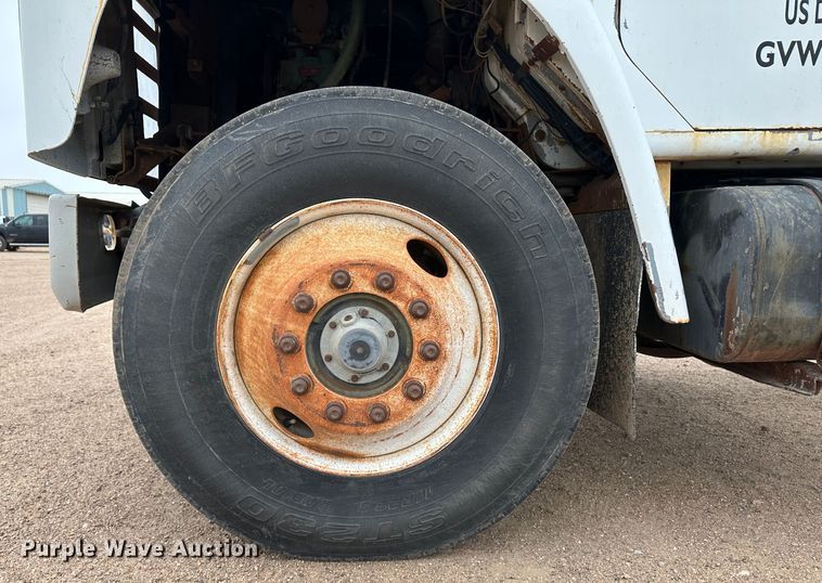 image for item LT9135 1989 International 1955  truck cab and chassis