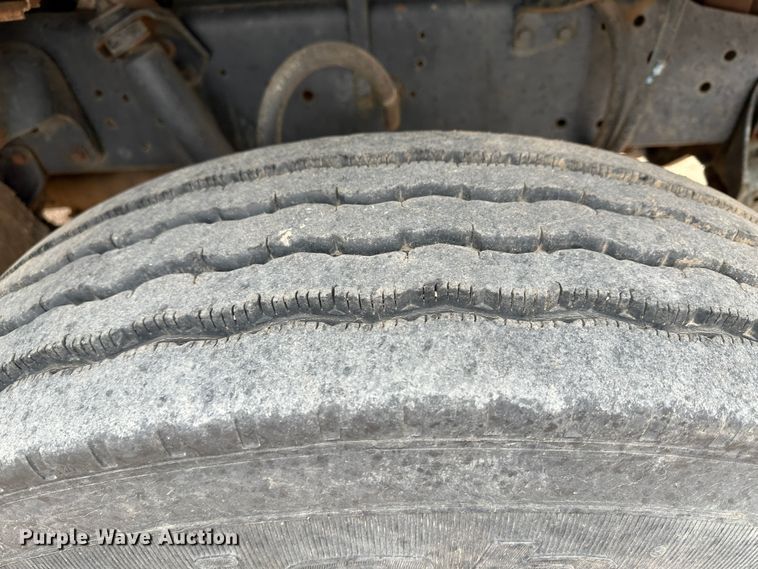 image for item LT9135 1989 International 1955  truck cab and chassis